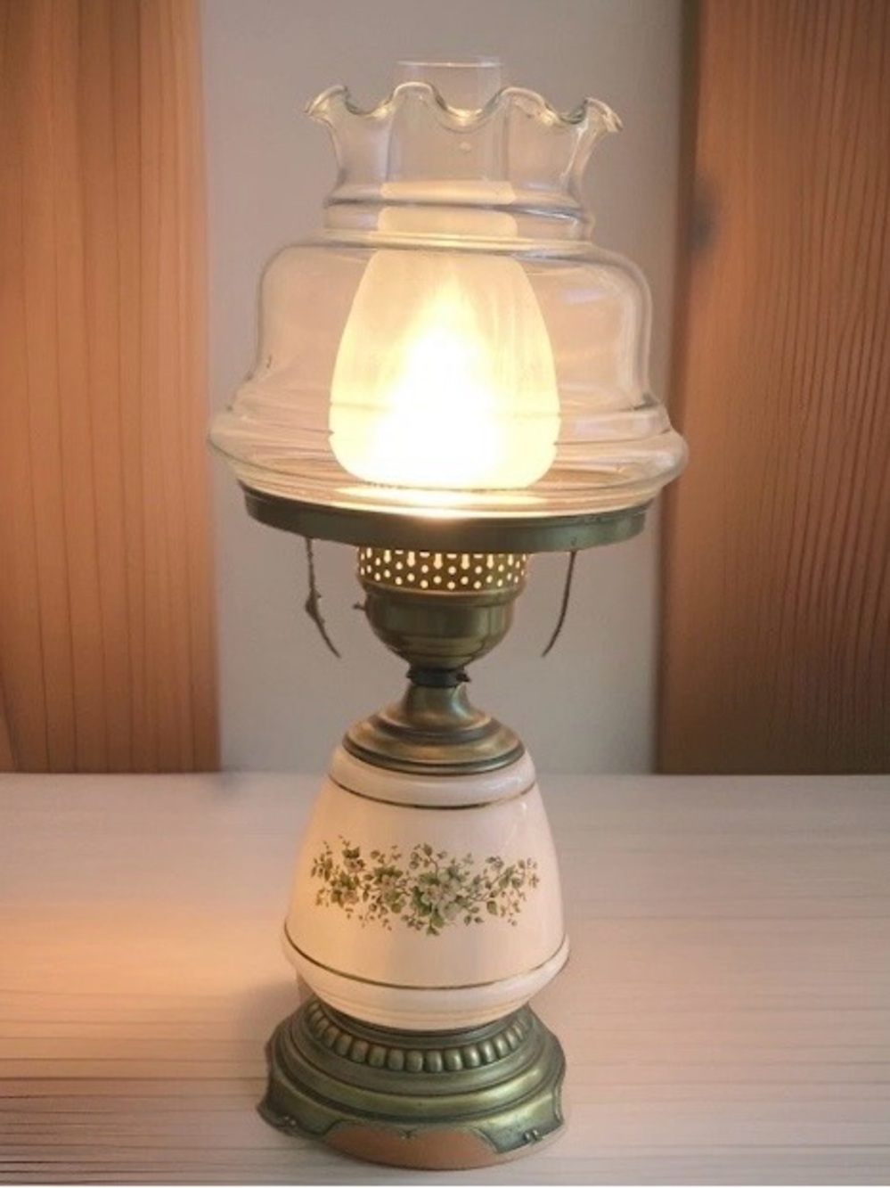 Vintage Quoizel Hurricane Lamp 3 way w/ruffled clear shade/frosted chimney. EUC